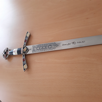 Espada conmemorativa grabada